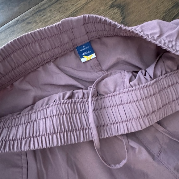 Old Navy Tech material Cargo pants sz M - Picture 2 of 2